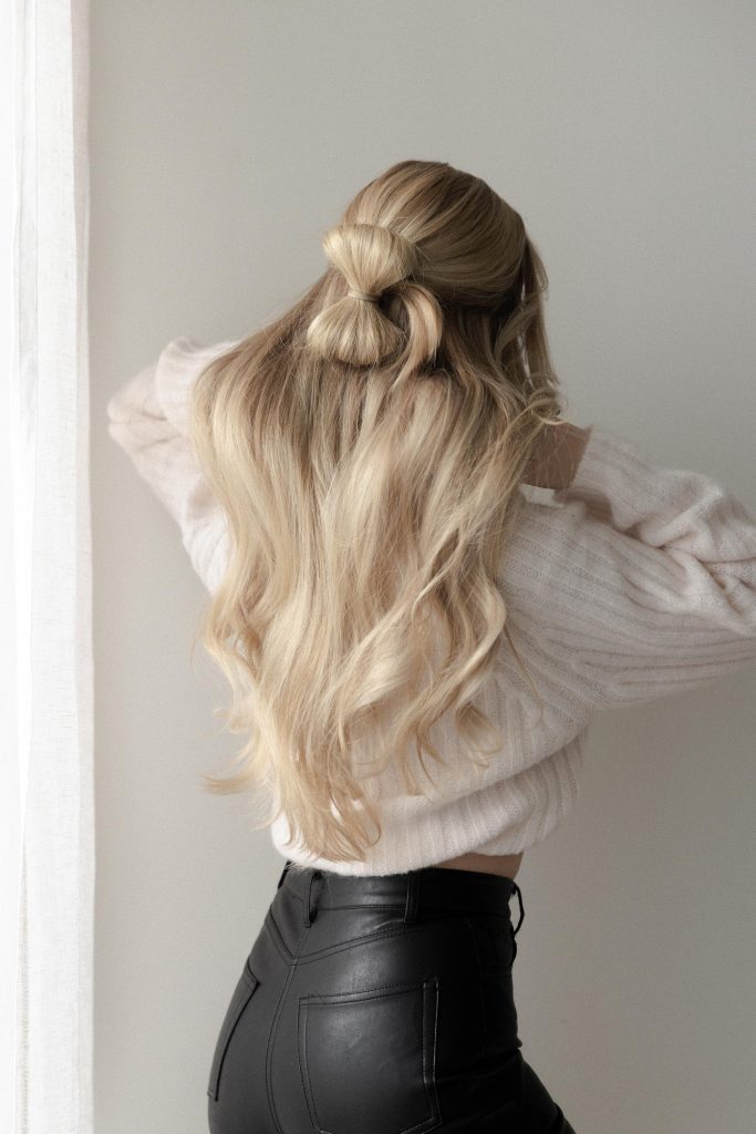 3 EASY HAIRSTYLES THAT ARE PERFECT FOR SWEATER WEATHER 2021
