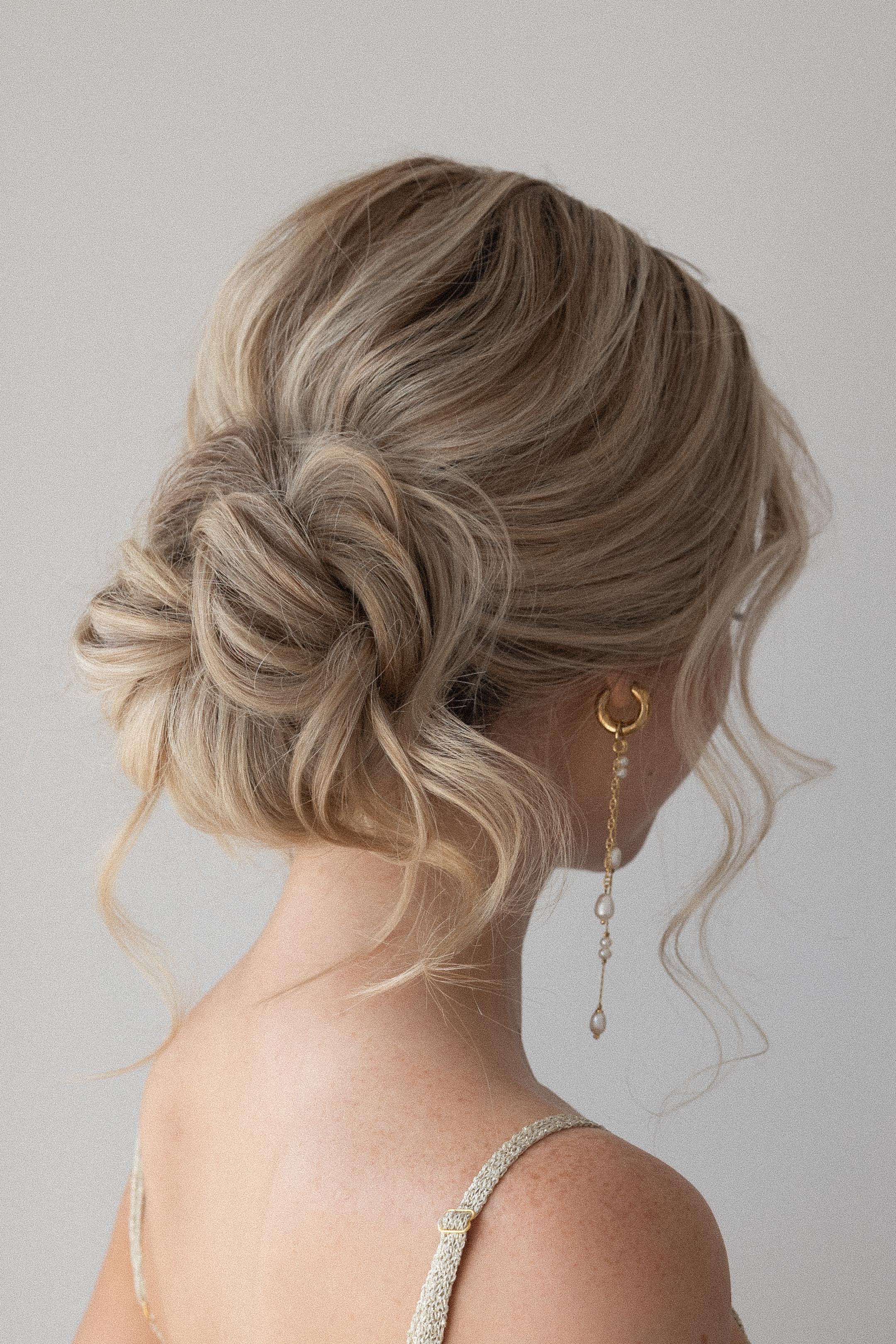 17+ Trendiest Hairdos to Glam Up Your Wedding Reception Look | WeddingBazaar
