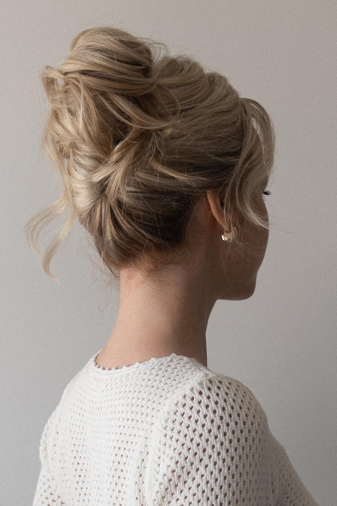 High Messy Bun Wedding Hair 60 Photos Vianawedding High Messy Bun Wedding Hair 60 Photos Vianawedding