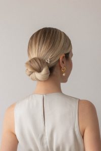 How to cute updo hairstyle for prom — quick and easy prom hair idea for shoulder-length or medium hair.