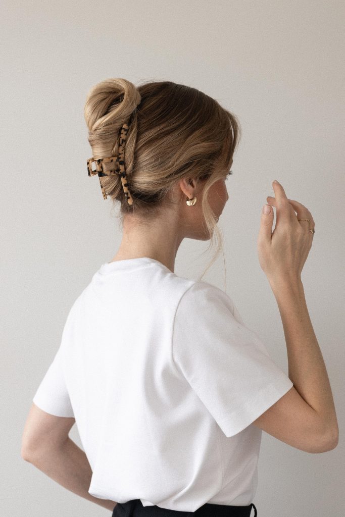 Cute Claw Clip Hairstyles You Can Do Yourself