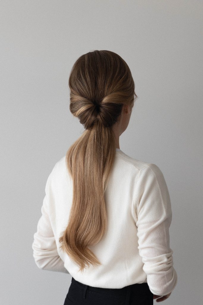 Easy Ponytail Hairstyle + 5 Simple outfits for the week